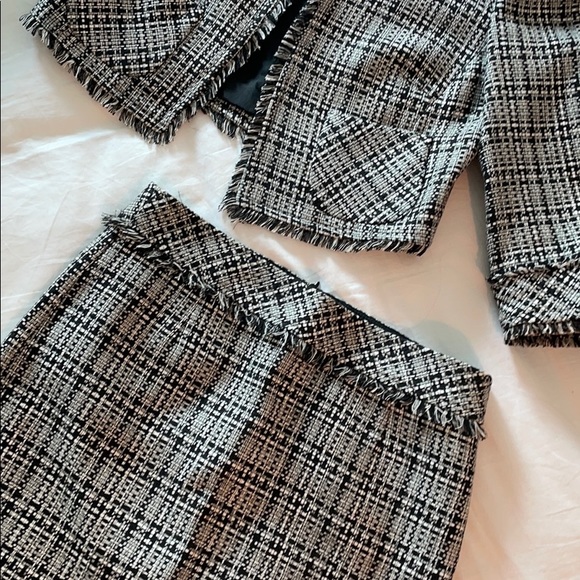 Elegant Trina Turk suit set. Short Jacket w/ skirt - Picture 10 of 10